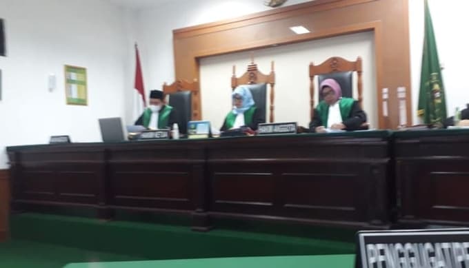 Bos Pengusaha Jual Beli Besi Tua Digugat Cerai Oleh Istrinya